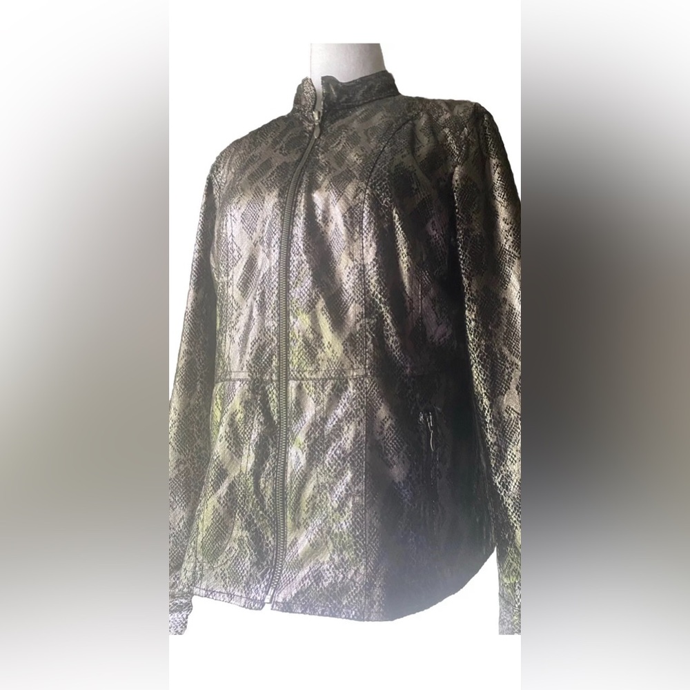 Chicos Size 1 (US Size‎ 8) Faux Snakeskin Jacket